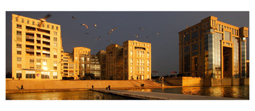 Montpellier, Antigone. L'hotel de région depuis la passerelle Athéna - Carte Postale panoramique 10x23. Photographe Marianne Raous