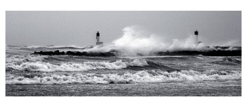 Carnon plage, les phares sous la tempête - Carte postale panoramique 10x23 cm - Photographe: Marianne Raous