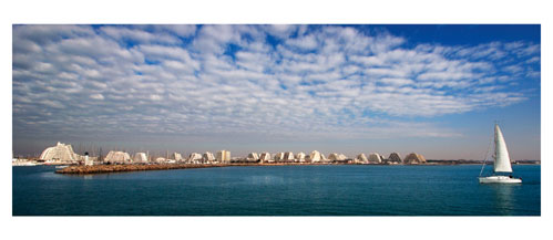 La Grande Motte depuis la mer. Voilier et pyramides. Carte postale panoramique 10x23 cm - Photographe: Marianne Raous