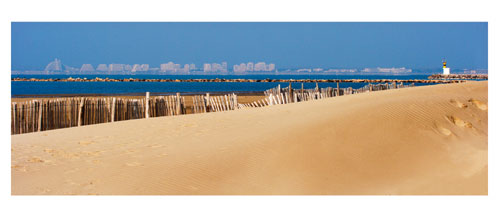 La Plage de Port Camargue. Au loin, la Grande Motte - Carte postale panoramique 10x23 cm - Photographe: Marianne Raous