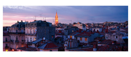 Montpellier - Crépuscule sur les toits de la vieille ville. Carte Postale panoramique 10x23. Photographe Marianne Raous