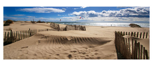 La Plage du Boucanet entre le Grau du Roi et La Grande Motte - Carte Postale panoramique 10x23. Photographe Marianne Raous