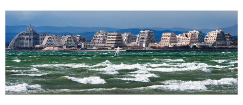 La grande Motte depuis Le Grau du Roi - Carte Postale panoramique 10x23. Photographe Marianne Raous
