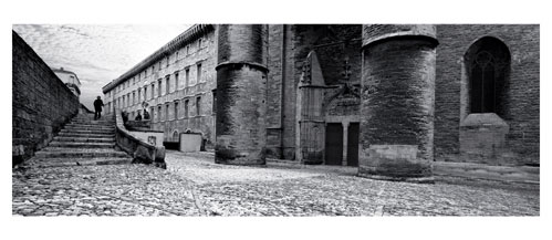 Montpellier, Photographie noir et blanc. Place Saint Pierre, le porche de la Cathédrale. Carte Postale panoramique 10x23. Photographe Marianne Raous