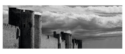 Aigues Mortes - Photographie noir et blanc - Les remparts sud - Carte Postale panoramique 10x23. Photographe Marianne Raous