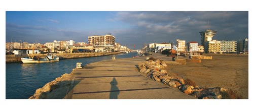 Palavas - Le Phare et la sortie du port. - Carte postale panoramique 10x23 cm - Photographe: Marianne Raous