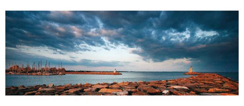 La Grande Motte - L'entrée du port - Carte postale panoramique 10x23 cm - Photographe: Marianne Raous