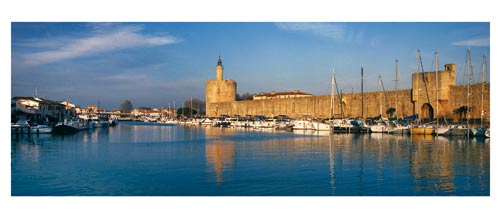 Aigues Mortes - Photographie couleur - Les remparts vus depuis le port à la fin du jour- Carte Postale panoramique 10x23. Photographe Marianne Raous