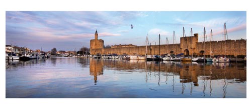 Aigues Mortes - Photographie couleur - Les remparts vus depuis le port à la fin du jour- Carte Postale panoramique 10x23. Photographe Marianne Raous