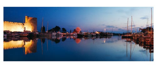 Aigues Mortes - Photographie couleur - Les remparts vus depuis le port à la fin du jour- Carte Postale panoramique 10x23. Photographe Marianne Raous