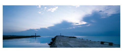Crépuscule sur la jetée du Grau du Roi. Carte postale panoramique 10x23 cm. Photographe: Marianne Raous