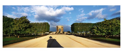 La promenade du Peyrou, Montpellier. Le chateau d'eau, l'ombre de la statue equestre de louis XIV, les platanes. Carte Postale panoramique 10x23. Photographe Marianne Raous