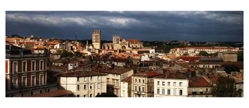 Montpellier - Les toits de l'Ecusson et la cathédrale depuis les terrasses du Corum